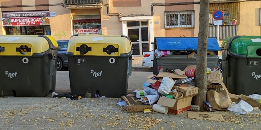 Foto portada: una fila de contenidors al carrer Plini el Vell de Can Rull, fa uns dies. Autor: J.d.A.