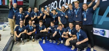 Foto portada: jugador i tècnics del CN Sabadell amb la medalla de bronze. Autor: RFEN.