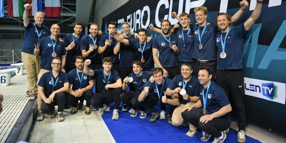 Foto portada: jugador i tècnics del CN Sabadell amb la medalla de bronze. Autor: RFEN.