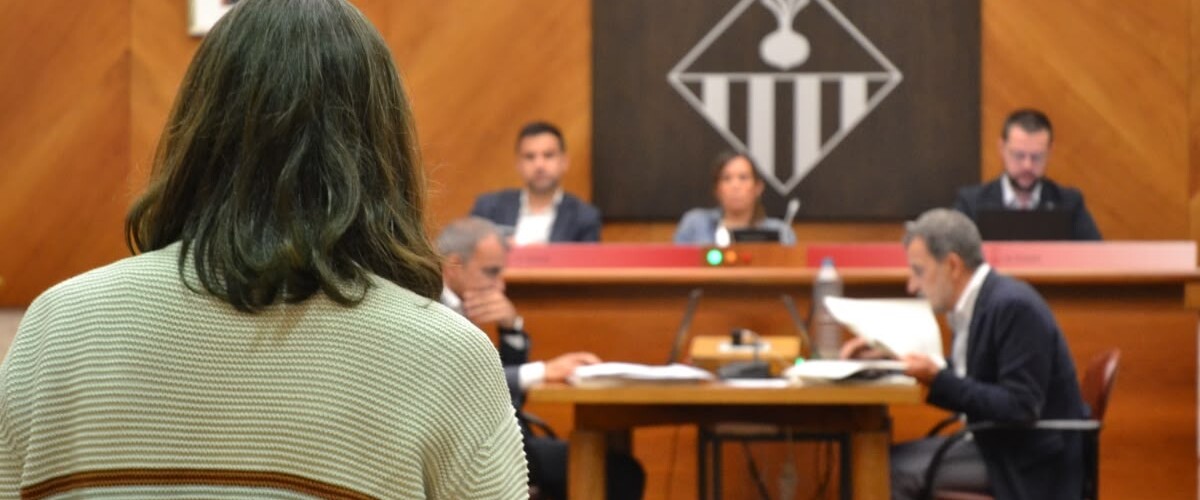 Foto portada: intervenció de Maria Rovira, en nom de la plataforma Aixeca el Cap, al ple municipal. Autor: J.d.A.