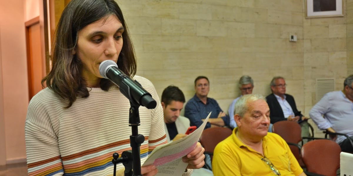 Foto portada: intervenció de Maria Rovira, en nom de la plataforma Aixeca el Cap, al ple municipal. Autor: J.d.A.