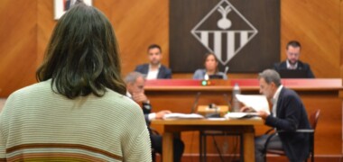 Foto portada: intervenció de Maria Rovira, en nom de la plataforma Aixeca el Cap, al ple municipal. Autor: J.d.A.