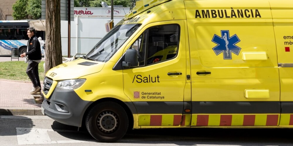Una ambulàcia del SEM, a les portes del Parc Taulí, en una imatge d'arxiu. Autora: Alba Garcia.