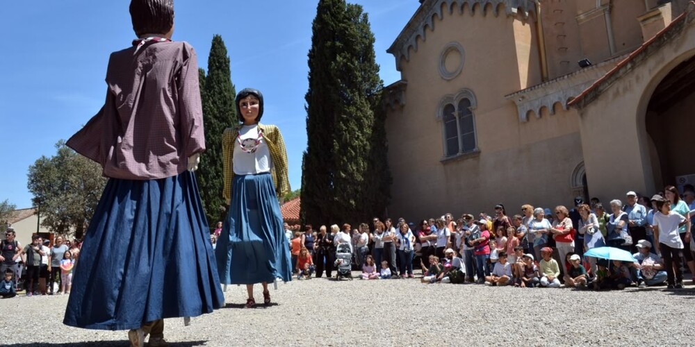 Foto portada: ballada de gegants, davant del Santuari. Autor: J.d.A.