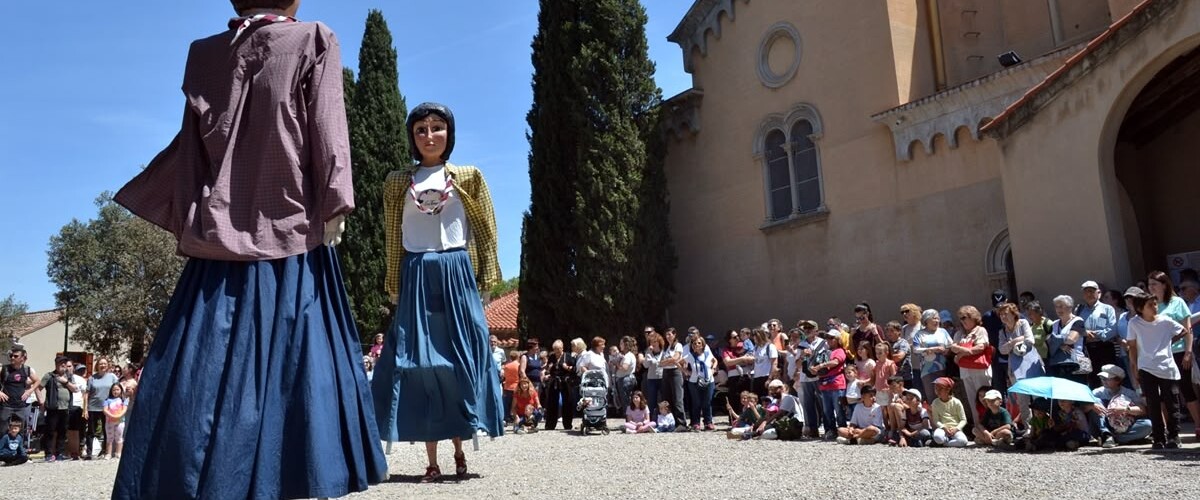 Foto portada: ballada de gegants, davant del Santuari. Autor: J.d.A.