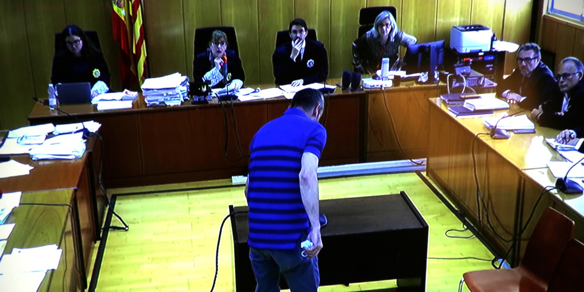 Foto portada: un dels acusats, acceptant els fets i la condemna, aquest dilluns a l'Audiència de Tarragona. Autor: ACN.