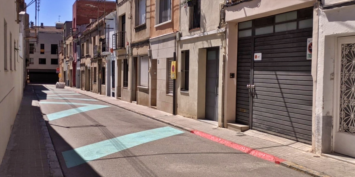 Pintura blava i urbanisme tàctic a carrers interiors del Centre