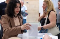 Foto portada: una ciutadana votant al casal cívic Rogelio Soto. Autora: Alba Garcia Barcia.