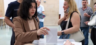 Foto portada: una ciutadana votant al casal cívic Rogelio Soto. Autora: Alba Garcia Barcia.