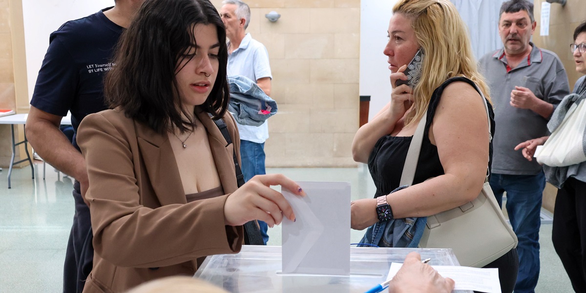Foto portada: una ciutadana votant al casal cívic Rogelio Soto. Autora: Alba Garcia Barcia.