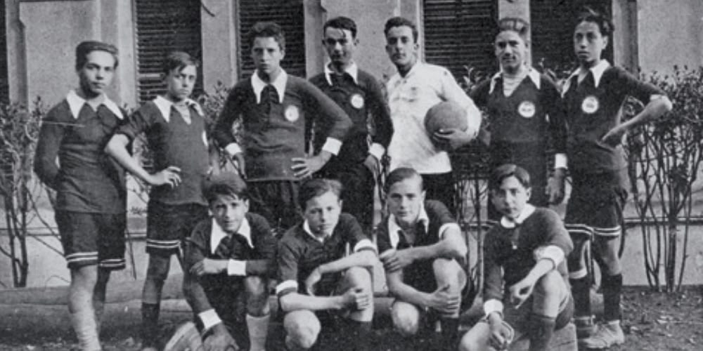 Equip de futbol de les Escoles Pies de Sabadell. Autor atribuït: Thomas. Extreta de: Federació Catalana de Futbol Associació, Llibre d’Or del Futbol Català, Barcelona: B. Ribes Bancells: Edicions “Montjoia”, 1928, p. 351 (AHS)