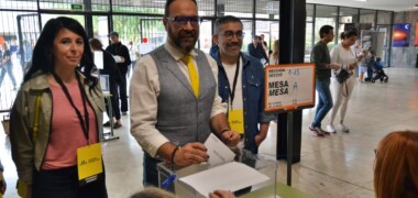 El diputat Juli Fernàndez, votant a l'Escola Industrial. Autor: J.d.A.