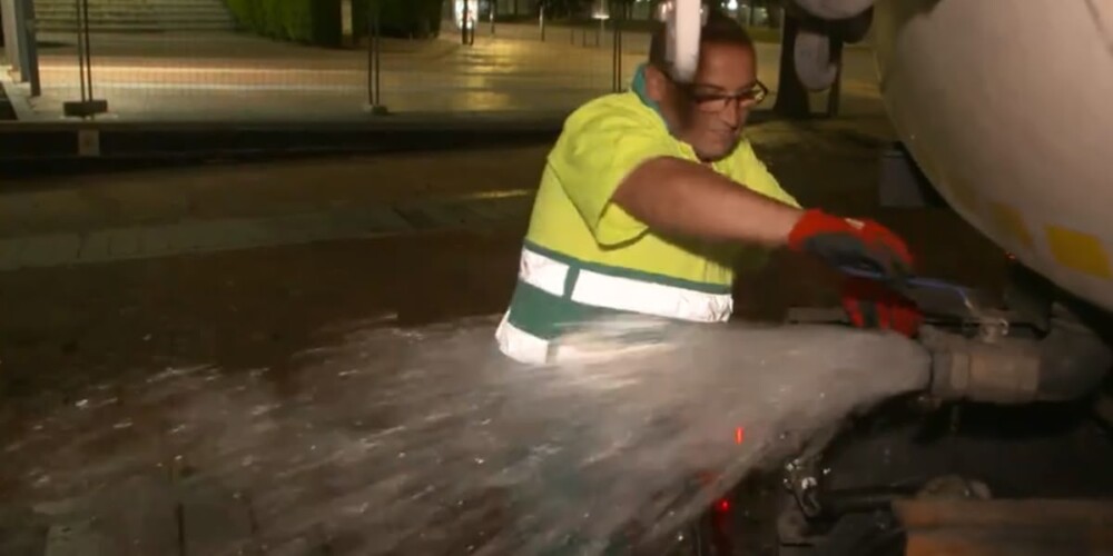 Foto portada: un operari obrint la clau de pas del primer camió que porta aigua freàtica al llac.