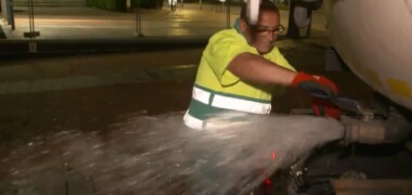 Foto portada: un operari obrint la clau de pas del primer camió que porta aigua freàtica al llac.