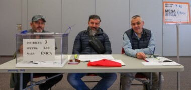 Foto portada: membres d'una mesa electoral, el passat diumenge a la sala polivalent del Parc del Nord. Autora: Alba Garcia Barcia.