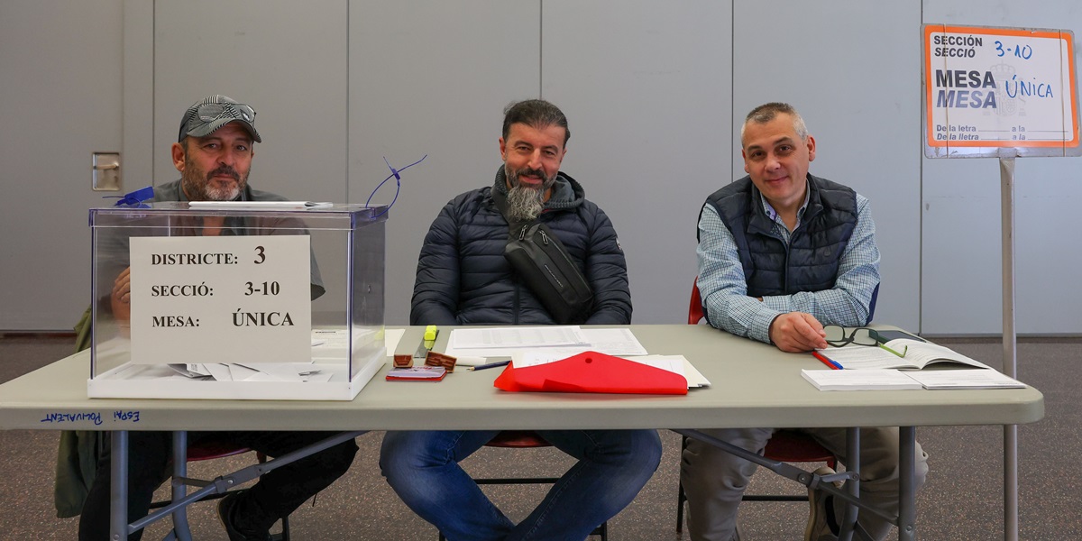 Foto portada: membres d'una mesa electoral, el passat diumenge a la sala polivalent del Parc del Nord. Autora: Alba Garcia Barcia.