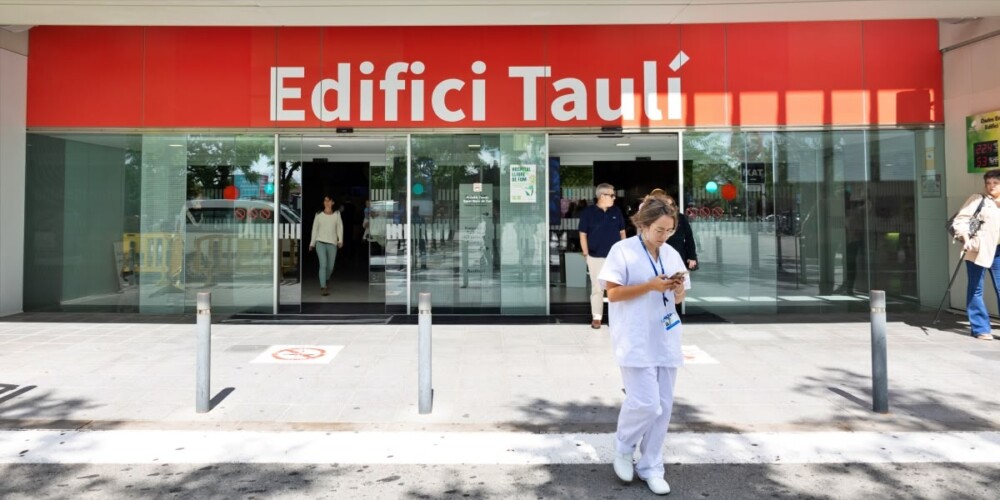 Foto portada: entrada principal de l'hospital de Sabadell. Autora: Alba Garcia Barcia.