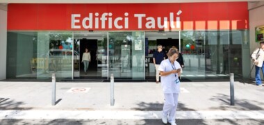 Foto portada: entrada principal de l'hospital de Sabadell. Autora: Alba Garcia Barcia.