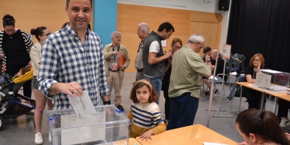 El diputat al Parlament Pol Gibert, votant a Cal Balsach. Autor: J.d.A