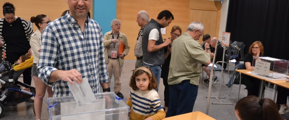 El diputat al Parlament Pol Gibert, votant a Cal Balsach. Autor: J.d.A