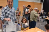 El diputat al Parlament Pol Gibert, votant a Cal Balsach. Autor: J.d.A