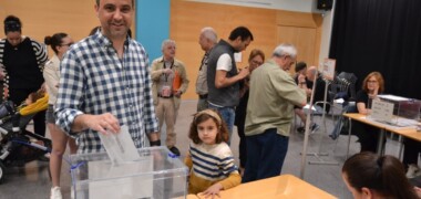 El diputat al Parlament Pol Gibert, votant a Cal Balsach. Autor: J.d.A