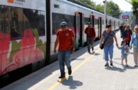 Foto portada: viatgers a l'estació de tren de Cerdanyola. Autor: ACN.