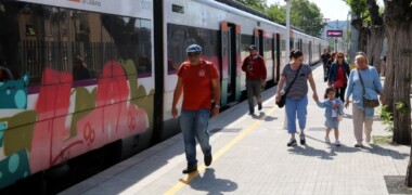Foto portada: viatgers a l'estació de tren de Cerdanyola. Autor: ACN.