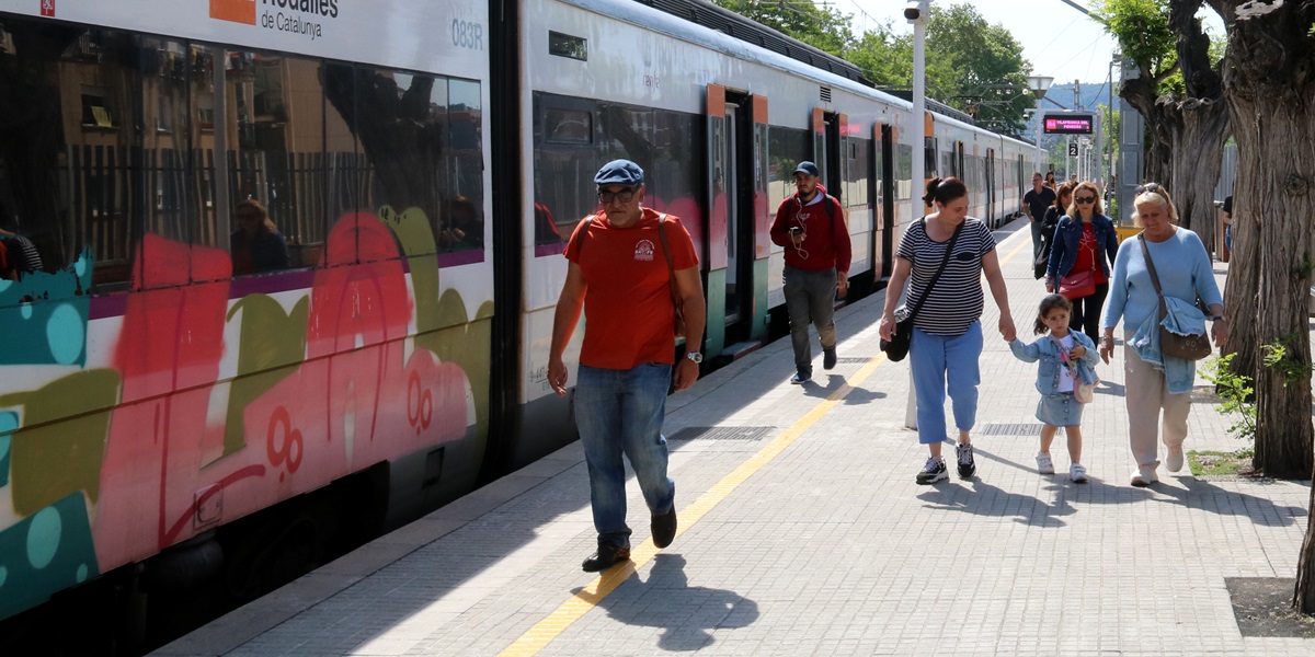 Foto portada: viatgers a l'estació de tren de Cerdanyola. Autor: ACN.