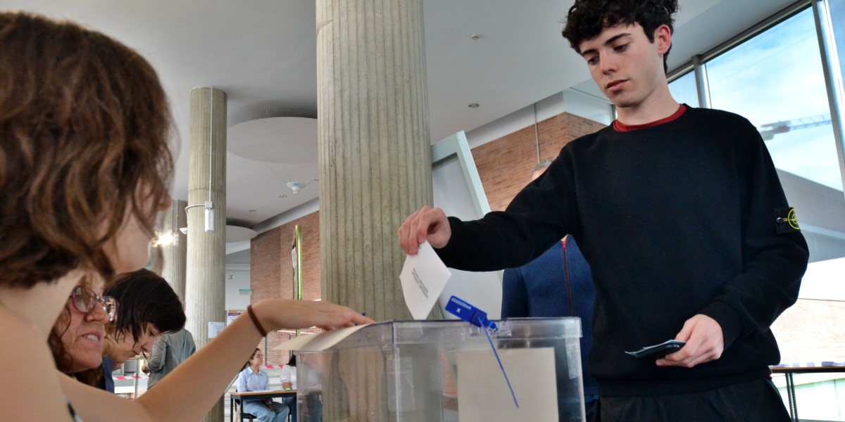 Un jove, votant a l'UAB de Covadonga. Autor: J.d.A.