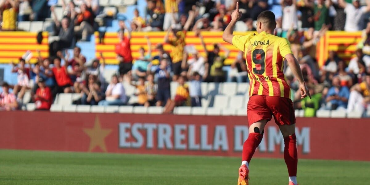 Ferran Jutglà durant el partit de la selecció catalana a la Nova Creu Alta. Autora: S. Dihör.