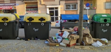 Foto portada: contenidors al carrer de Plini el Vell, a Can Rull, l'any 2018. Autor: J.d.A.