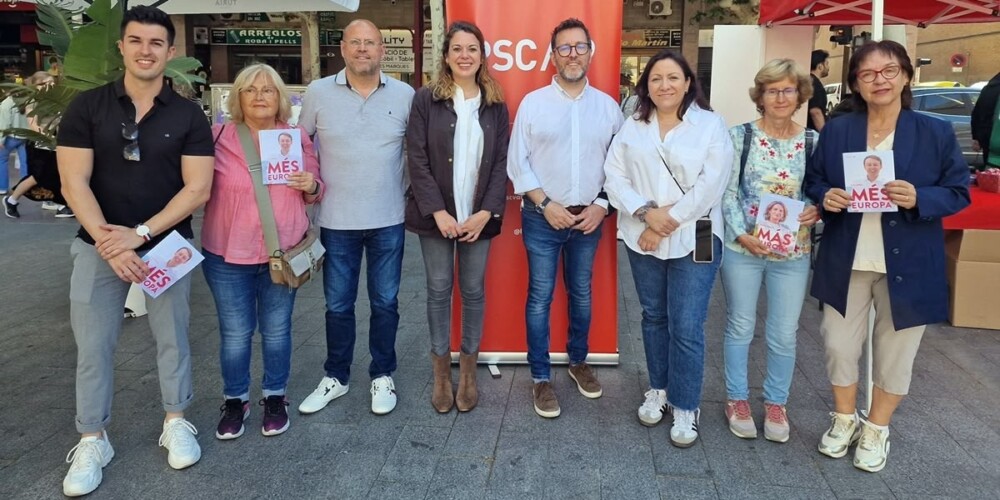 Foto portada: membres del PSC amb Ballarín i Aranda al mig. Autor: PSC / cedida.
