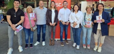 Foto portada: membres del PSC amb Ballarín i Aranda al mig. Autor: PSC / cedida.