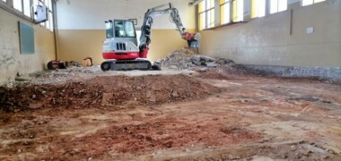 Foto portada: obres al gimnàs de l'institut Pau Vila, on hi havia el refugi. Autor: cedida.