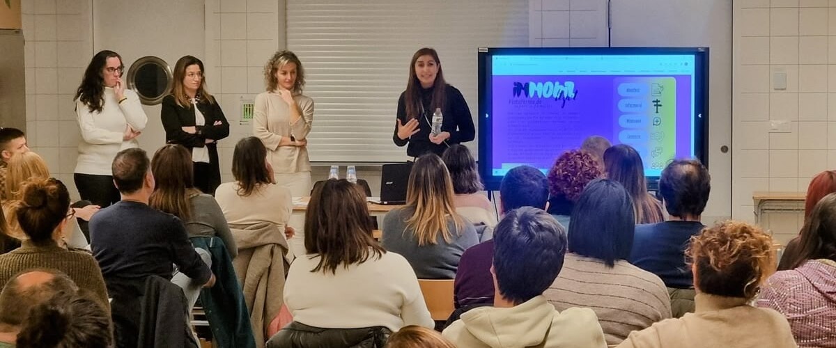 Foto portada: una de les primeres trobades de la plataforma de famílies, a l'institut escola Virolet. Són crítics amb l'ús del mòbil a l'aula. Autor: cedida.