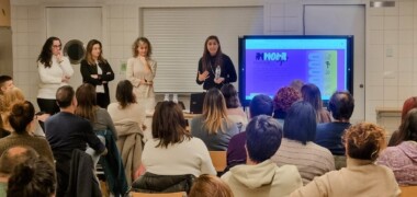Foto portada: una de les primeres trobades de la plataforma de famílies, a l'institut escola Virolet. Autor: cedida.