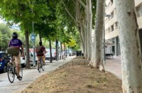 Ciclistes, al costat de les parterres de l'Eix Macià. Autor: Jordi M.