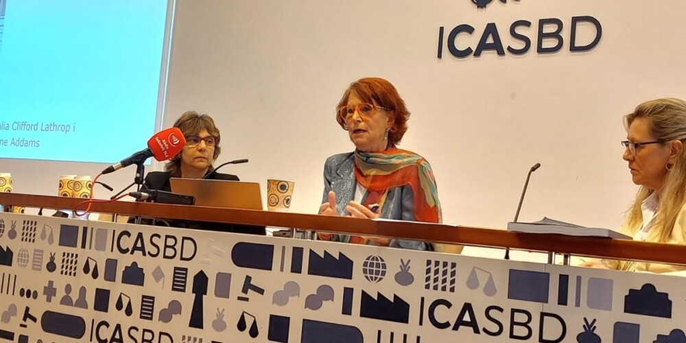 Foto portada: Eulàlia Barros i Esther Giménez-Salinas, durant la ponència inaugural de la jornada. Autor: Albert P.
