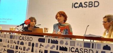 Foto portada: Eulàlia Barros i Esther Giménez-Salinas, durant la ponència inaugural de la jornada. Autor: Albert P.