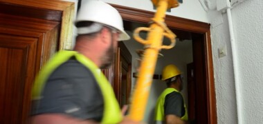 Foto portada: operaris entrant en un dels habitatges amb problemes, en una imatge d'arxiu. Autor. David B.