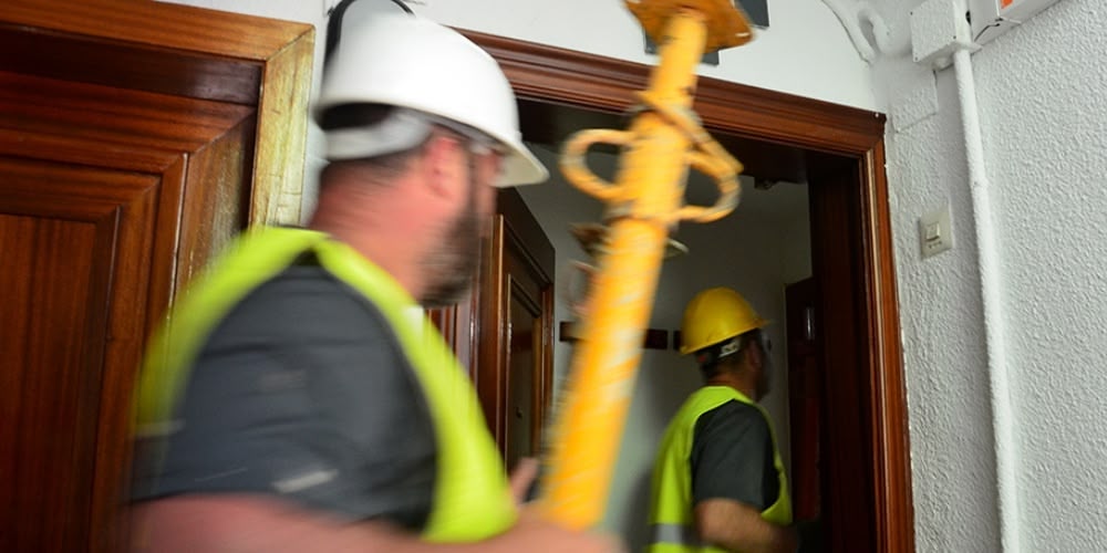 Foto portada: operaris entrant en un dels habitatges amb problemes, en una imatge d'arxiu. Autor. David B.