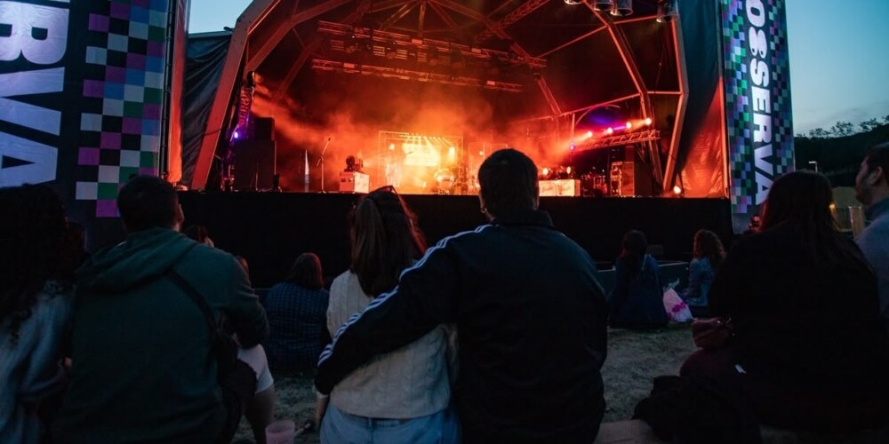 Foto portada: una parella, seguint un concert a Sabadell. Autor: David Jiménez.
