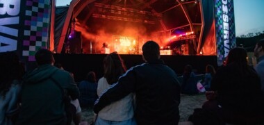 Foto portada: una parella, seguint un concert a Sabadell. Autor: David Jiménez.