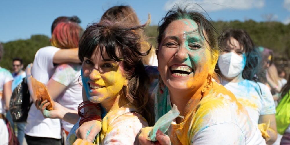 Foto portada: un moment de la festa Holi, l'any 2023. Autora: Alba Garcia Barcia.