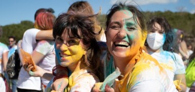 Foto portada: un moment de la festa Holi, l'any 2023. Autora: Alba Garcia Barcia.