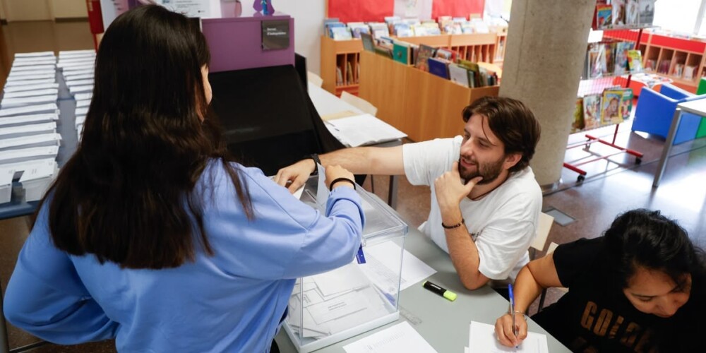 Votant a la Biblioteca La Serra. Autor: David Jiménez.