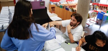 Votant a la Biblioteca La Serra. Autor: David Jiménez.
