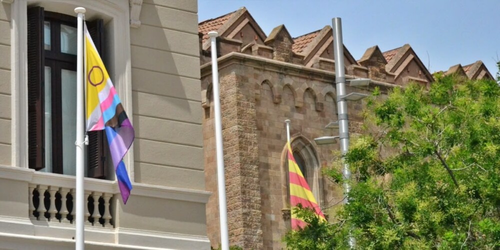 Foto portada: la bandera amb motiu de l'Orgull penjant a l'Ajuntament. Autor: J.d.A.