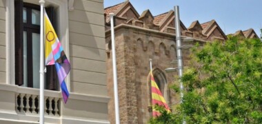 Foto portada: la bandera amb motiu de l'Orgull penjant a l'Ajuntament. Autor: J.d.A.